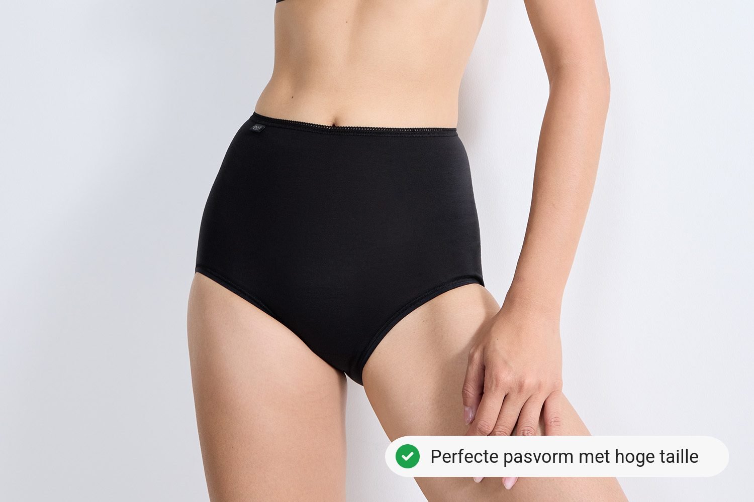 Katoenen Gestreepte Damesslipjes En Witte Bustehouder Vrouwen` S Lingerie Op De Concrete Achtergrond Hoogste Die Mening Van Image109957757
